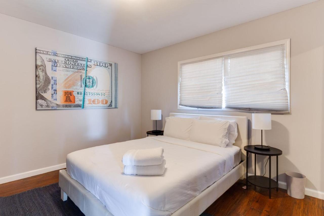 Valley Modern Glam Charmer * Los Angeles